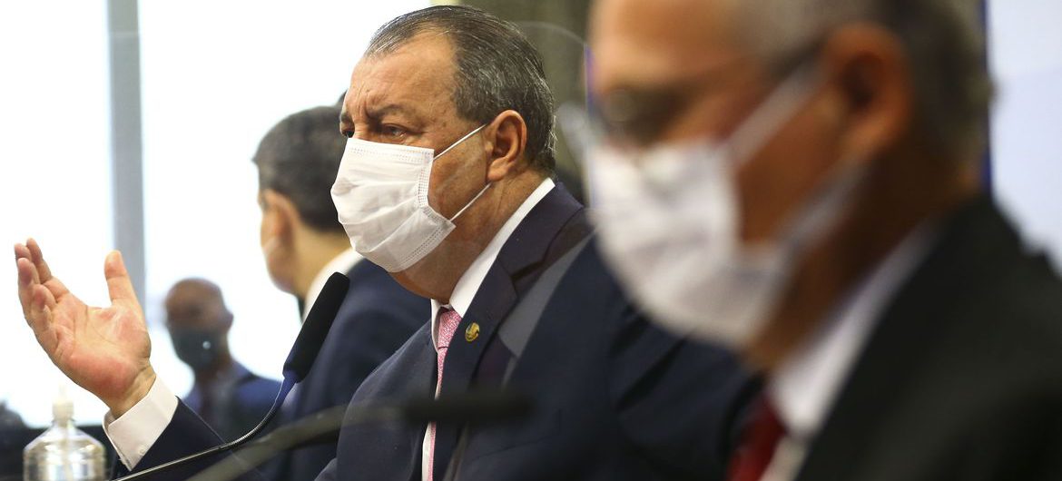 Os senadores Omar Aziz e  Renan Calheiros durante sessão para votação do relatório da CPI da Pandemia.