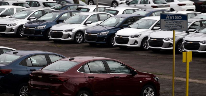 Carros novos em pátio de fábrica da General Motors em São José dos Campos (SP) 
19/03/2020
REUTERS/Roosevelt Cassio