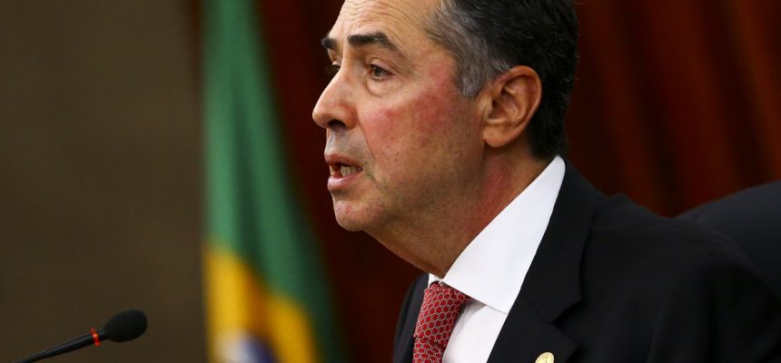 O presidente do Tribunal Superior Eleitoral (TSE), Luís Roberto Barroso, durante entrevista coletiva.