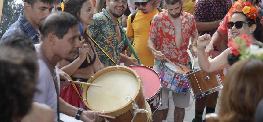 Blocos fazem a abertura não oficial do carnaval de rua no centro do Rio de Janeiro