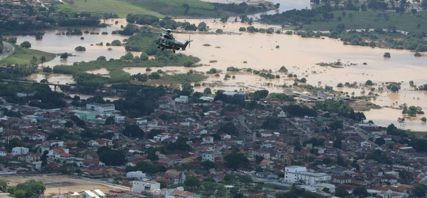 (Porto Seguro - BA, 12/12/2021) Presidente Bolsonaro sobrevoa  áreas atingidas por enchentes no Estado da Bahia.
Foto: Isac Nóbrega/PR