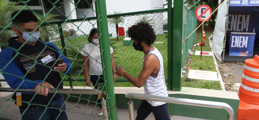 Participantes do Exame Nacional do Ensino Médio (Enem) 2021 fazem, neste domingo (28), segundo dia de avaliação, provas de matemática e de ciência da natureza.