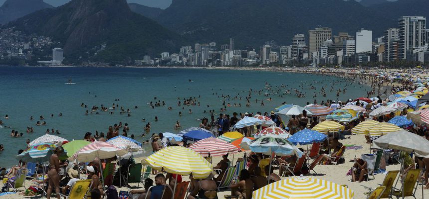 Rio de Janeiro - Em dia de alta temperatura, cariocas e turistas enchem praias da zona sul da cidade. (Tomaz Silva/Agência Brasil)