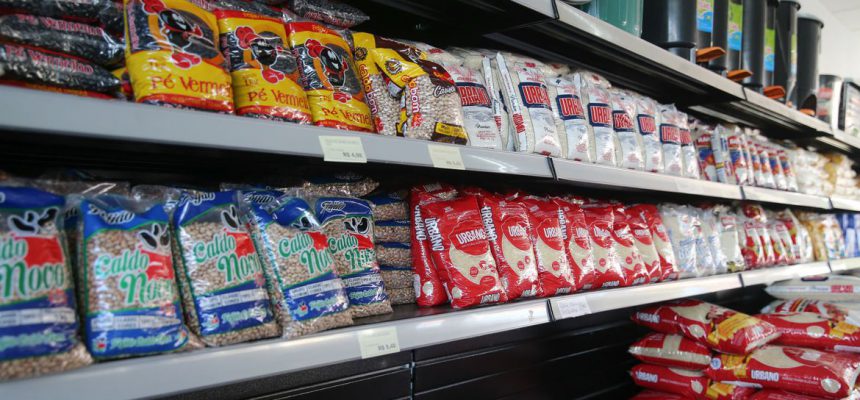 Sacos de arroz à venda em mercado. Foto: Geraldo Bubniak/AEN