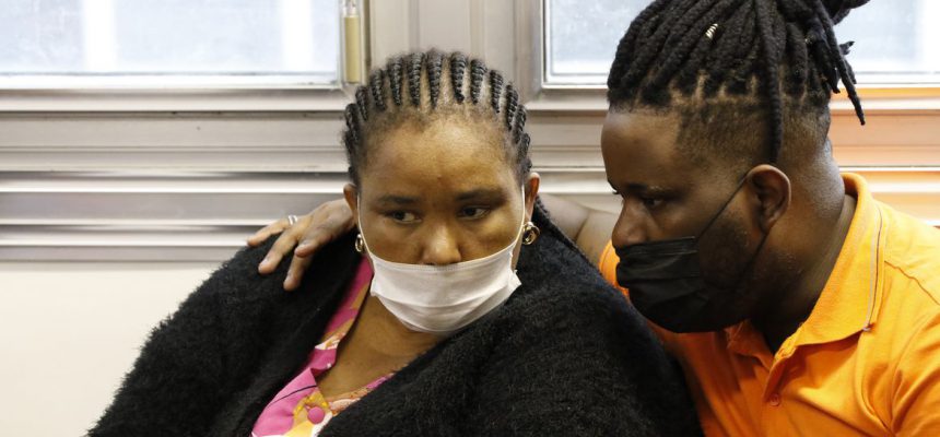 Yvonne Lay, mãe do congolês Moïse Kabagambe, morto no Quiosque Tropicália, na praia da Barra da Tijuca, e Djodjo Baraka, irmão, se reúnem com membros da Comissão de Direitos Humanos da Alerj,