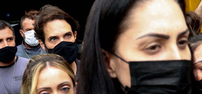 Monique Medeiros da Costa e Silva, mãe do menino Henry Borel, deixa à Delegacia de Polícia da Barra da Tijuca(16ªDP), após prestar depoimento sobre a morte do menido de 4 anos.