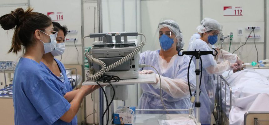 Médicos fazem treinamento no hospital de campanha para tratamento de covid-19 do Complexo Esportivo do Ibirapuera.
