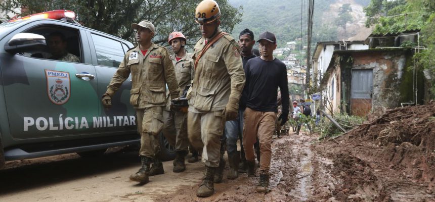 Bombeiros, moradores e voluntários trabalham no local do deslizamento no Morro da Oficina, após a chuva que castigou Petrópolis, na região serrana fluminense