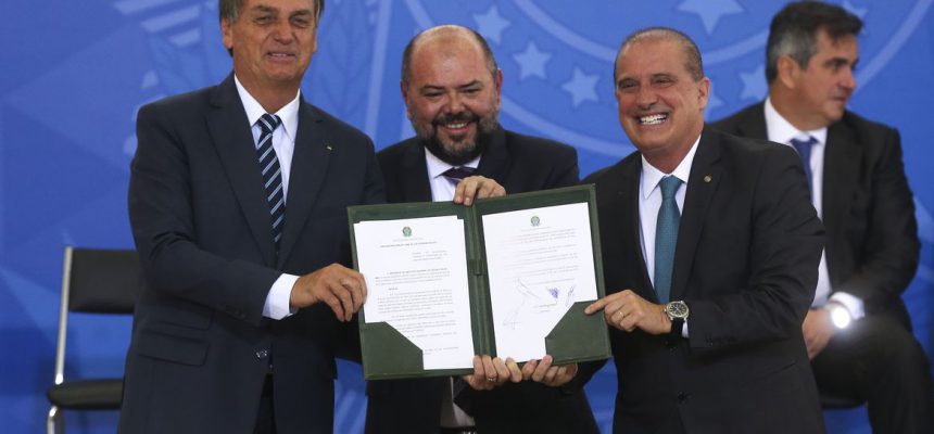 Os presidentes da República, Jair Bolsonaro, do INSS,José Carlos Oliveira e o ministro do Trabalho e Previdência, Onyx Lorenzoni, participam da cerimônia de modernização da prova de vida do INSS, no Palácio do Planalto.
