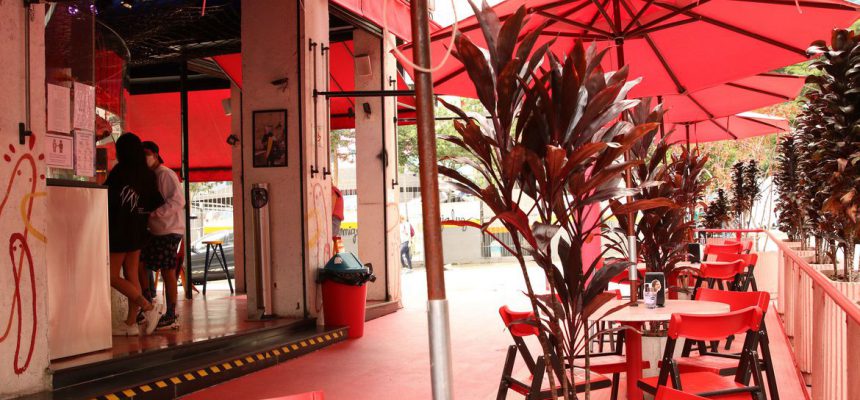 São Paulo - O projeto Ruas SP, da prefeitura de São Paulo, autoriza que bares e restaurantes ocupem com mesas e cadeiras a faixa de rua destinada ao estacionamento de veículos para atendimento público ao ar livre.