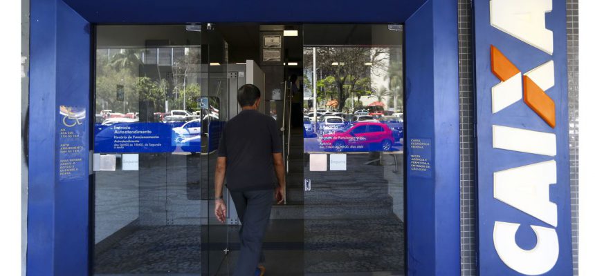 Caixa Econômica Federal inicia hoje (13) a liberação do saque de até R$ 500 em contas do Fundo de Garantia do Tempo de Serviço (FGTS).