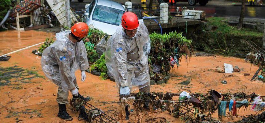 Nossos militares seguem na missão de resgate em Petrópolis na tarde deata segunda-feira (21.03). 

Na Rua Washington Luis, no Centro, houve deslizamento de terra e desabamento de imóveis.