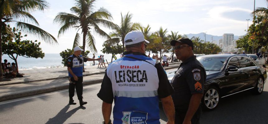 Lei Seca inicia Operação Verão, com fiscalizações diurnas, em blitz na Avenida Vieira Souto, em Ipanema