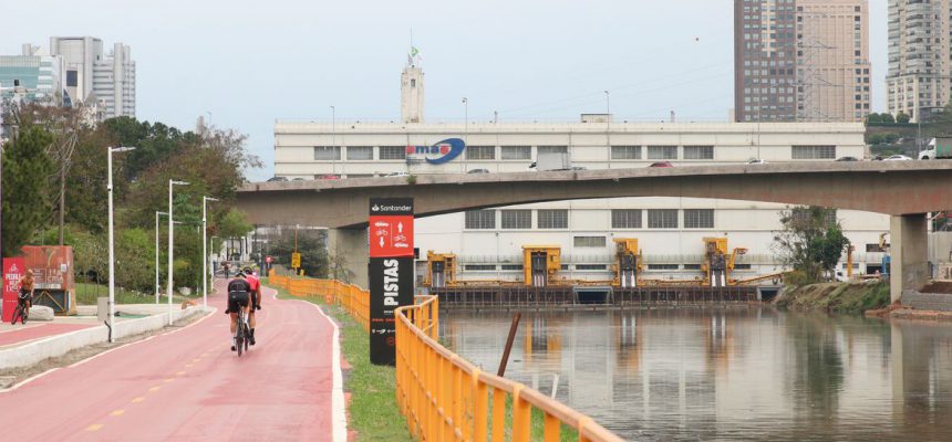 São Paulo - Ciclovia administrada pela Companhia Paulista de Trens Metropolitanos - CPTM, na margem do rio Pinheiros.