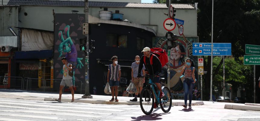 Pedestres usam máscaras de proteção contra covid-19 na rua da Consolação