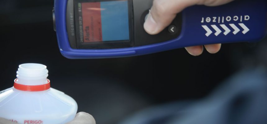 Polícia Rodoviária Federal  inicia utilização de bafômetros passivos na praça do pedágio, Ponte Rio-Niterói (BR-101).