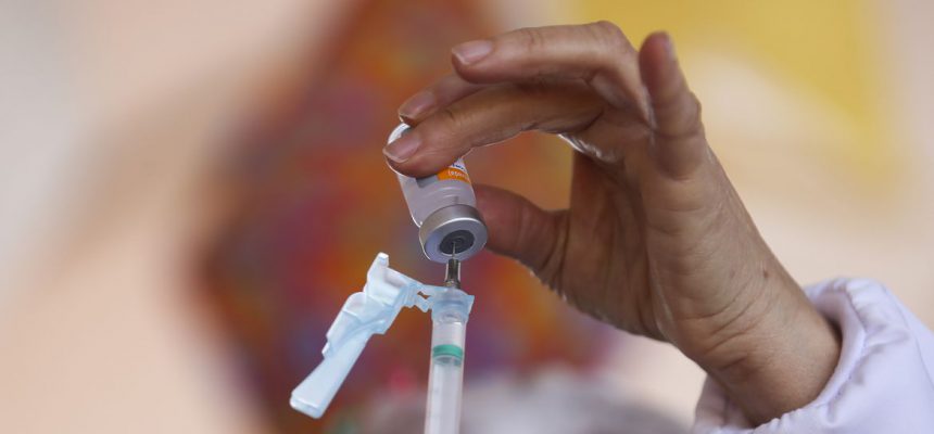 O Distrito Federal começou a vacinar pessoas com 49 anos a partir de hoje. A vacinação contra a Covid-19 começou no dia 19 de janeiro e o DF já  recebeu 1.455.070 doses de imunizantes.