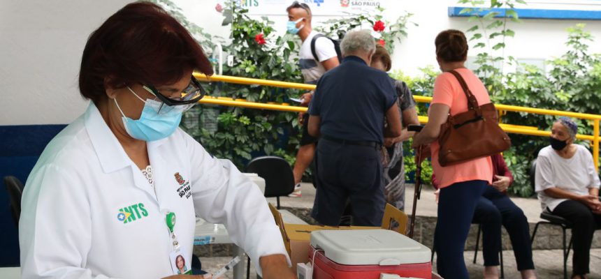 Início da vacinação contra covid-19 em pessoas acima de 90 anos na UBS Santo Amaro.