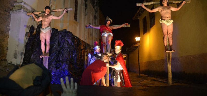 Cidade de Goiás (GO) - Encenação da via sacra de Jesus Cristo, durante a procissão do fogaréu na cidade de Goiás (Marcello Casal Jr/Agência Brasil)