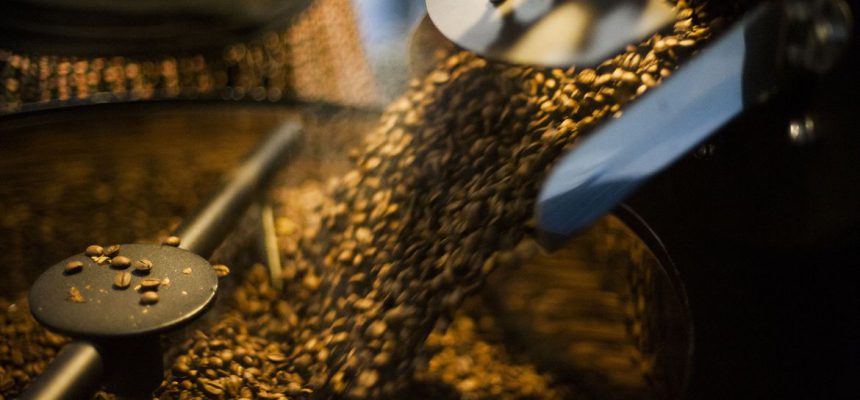 Pequenas torrefações preparam grãos especiais de café