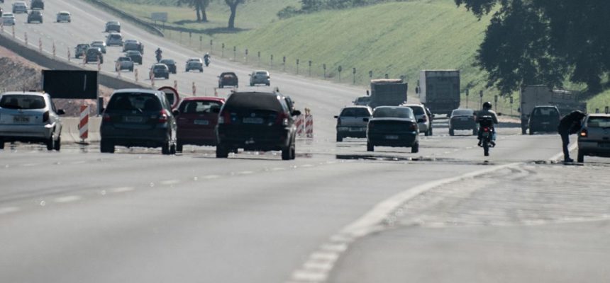 SÃO PAULO, SP, BRASIL,  11-05-2013, 11h30: Movimentação na rodovia dos Bandeirantes, em São Paulo. (Foto: Marcelo Camargo/ABr)