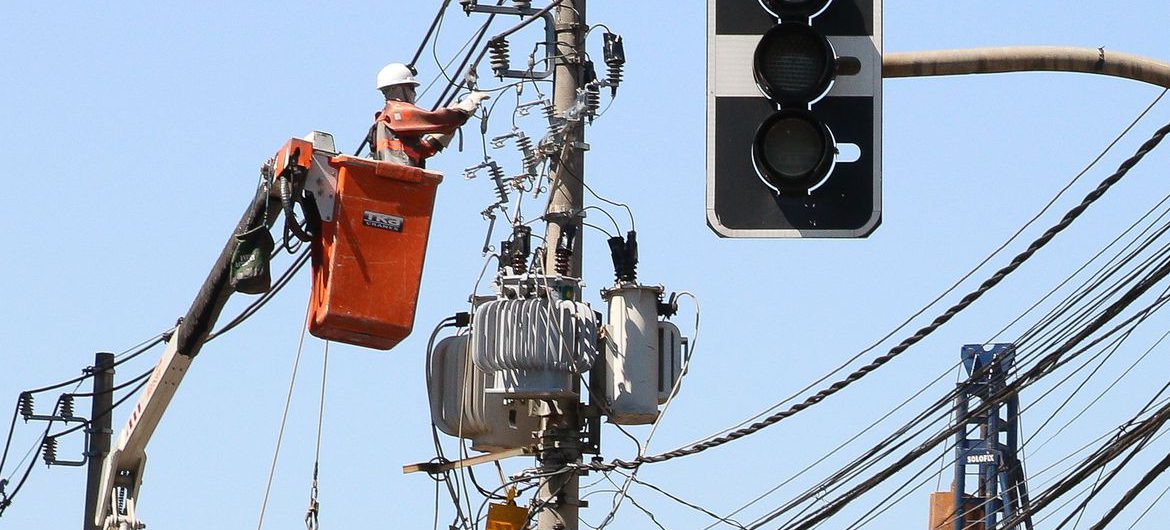 São Paulo - Funcionários da Enel fazem manutenção em poste de energia elétrica no bairro de Pinheiros.