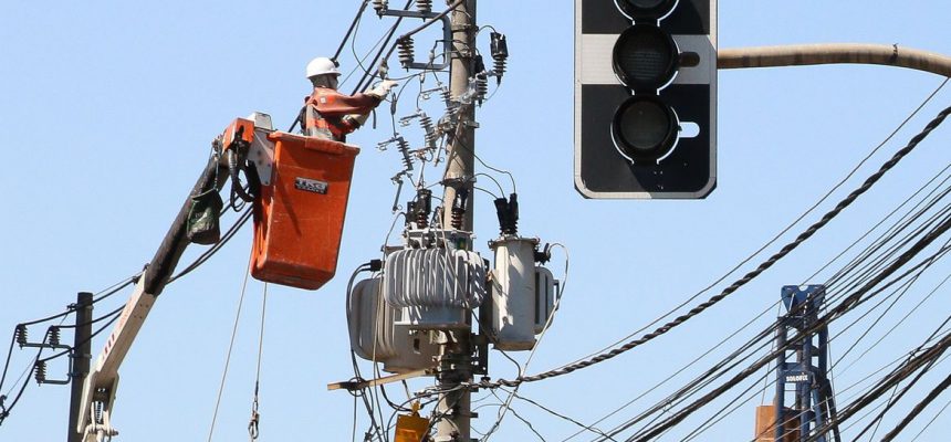 São Paulo - Funcionários da Enel fazem manutenção em poste de energia elétrica no bairro de Pinheiros.