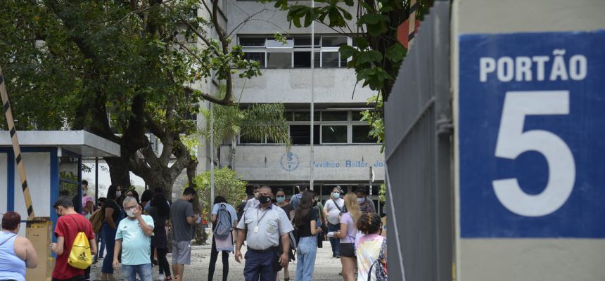Estudantes chegam para o primeiro dia de prova do Enem 2021.