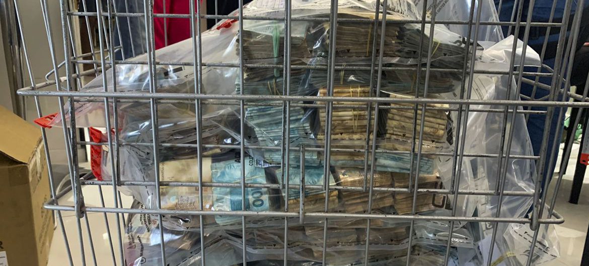 Material apreendido na casa da delegada Adriana Belém