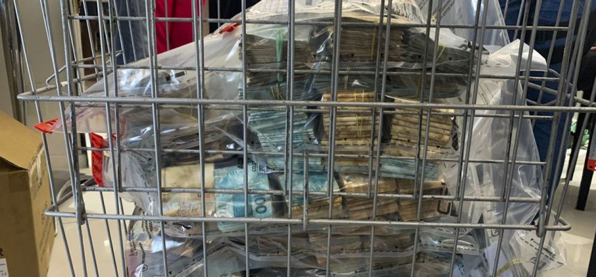 Material apreendido na casa da delegada Adriana Belém