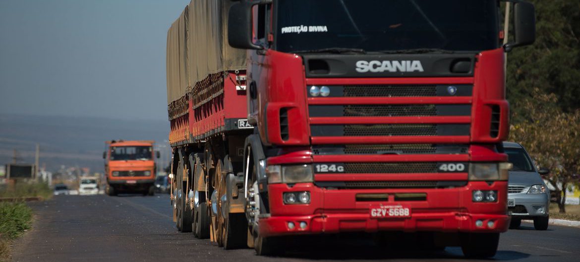 BRASÍLIA, DF, BRASIL,  01-07-2014, 11h30: Caminh'oes trafegam pela BR-040.  (Foto: Marcelo Camargo/Agência Brasil)