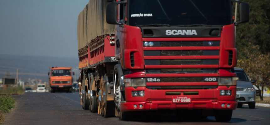 BRASÍLIA, DF, BRASIL,  01-07-2014, 11h30: Caminh'oes trafegam pela BR-040.  (Foto: Marcelo Camargo/Agência Brasil)