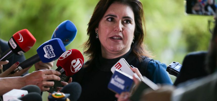 A senadora Simone Tebet, fala à imprensa após reunião na residência oficial do Senado, para discutir 2ª instância