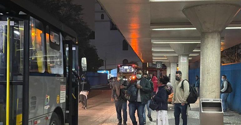 passageiros-aguardam-por-onibus-no-terminal-guaianazes-14062022055009600