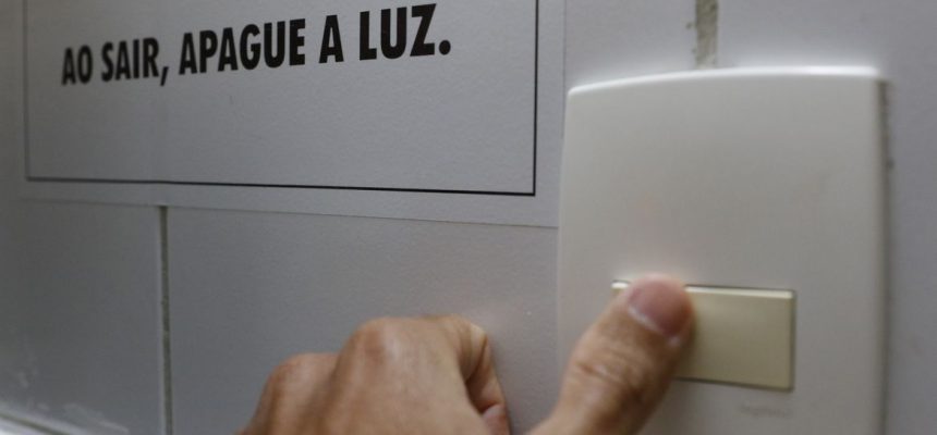 Rio de Janeiro - Consumo de energia elétrica, lâmpada e interruptor de luz. (Fernando Frazão/Agência Brasil)