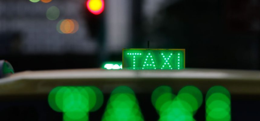 Rio de Janeiro - Circulação de táxis na região central do Rio. (Fernando Frazão/Agência Brasil)