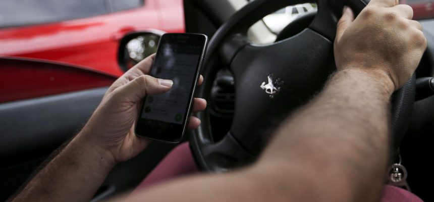 Brasília: Uso de celular ao volante. (Foto: Marcelo Camargo/Agência Brasil)