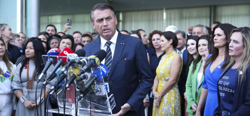 O candidato à Presidência pelo PL, Jair Bolsonaro, recebeu hoje (6) no Palácio da Alvorada um grupo de deputados federais e governadores reeleitos, que manifestou seu apoio à reeleição do mandatário.