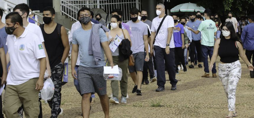 Candidatos chegam para o primeiro dia de provas do ENEM 2021