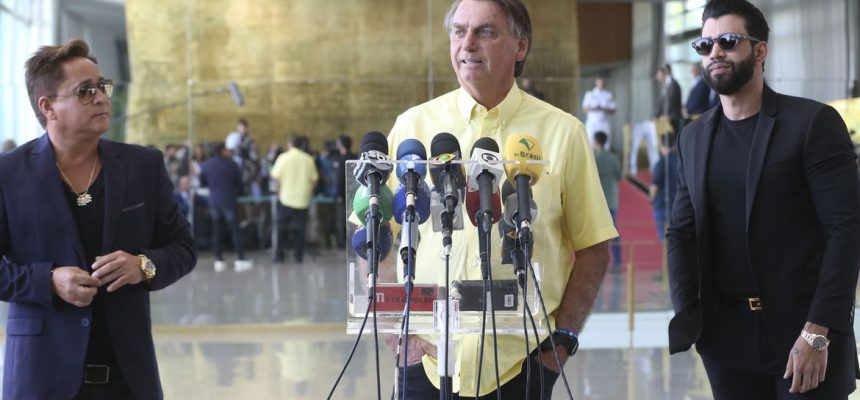 O candidato à reeleição pelo PL, Jair Bolsonaro, recebe no Palácio da Alvorada, os cantores sertanejos Leonardo e Gusttavo Lima