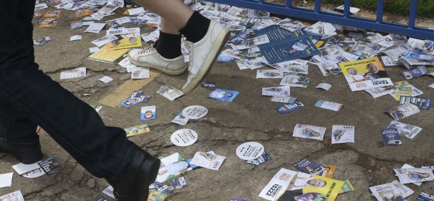 Eleições,Eleitores em Filas de Votações no Unieuro e Colegio Lasalle.