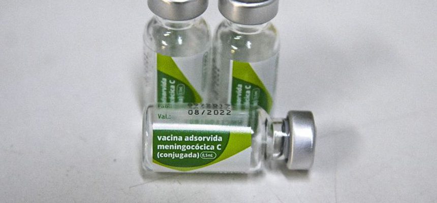 vacinação contra meningite