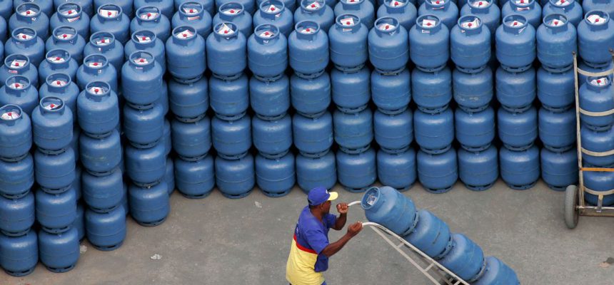 2020-04-08t210356z_1_lynxnpeg370nq_rtroptp_4_energy-bolivia-brazil