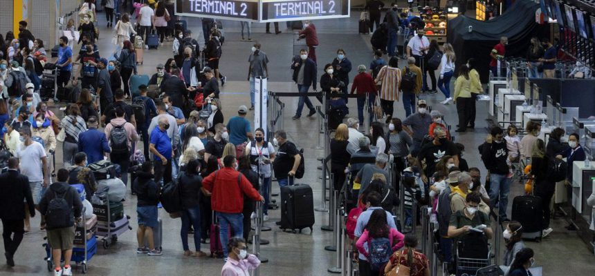 Passengers gather at Sao Paulo International Airport amid the outbreak of the coronavirus disease (COVID-19) and after Omicron has become the dominant coronavirus variant in the country, in Guarulhos, Brazil January 12, 2022.  REUTERS/Roosevelt Cassio