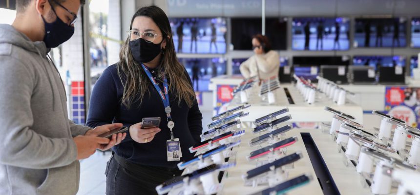 2022-05-10t121243z_1_lynxnpei490kb_rtroptp_4_macro-varejo-mar-o