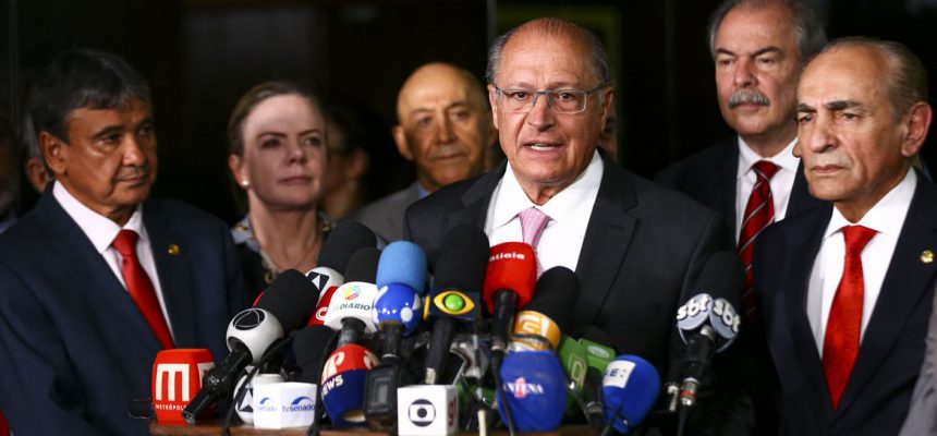 O vice-presidente eleito, Geraldo Alckmin, durante entrevista coletiva após reunião com o relator-geral do Orçamento 2023, senador Marcelo Castro, e equipe de transição.