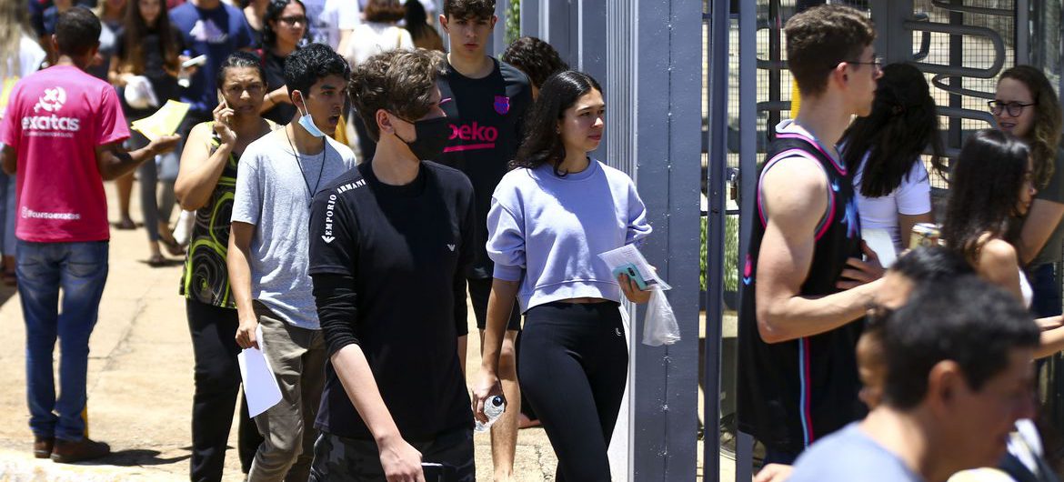 Candidatos comparecem a local de prova para a primeira etapa do Exame Nacional do Ensino Médio (Enem) 2022.