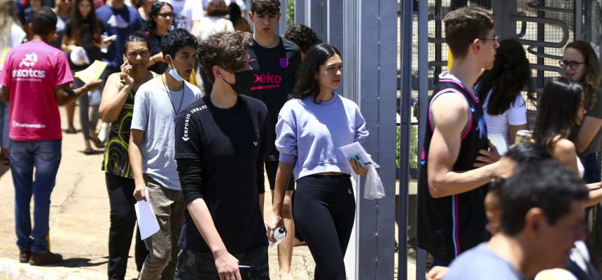 Candidatos comparecem a local de prova para a primeira etapa do Exame Nacional do Ensino Médio (Enem) 2022.