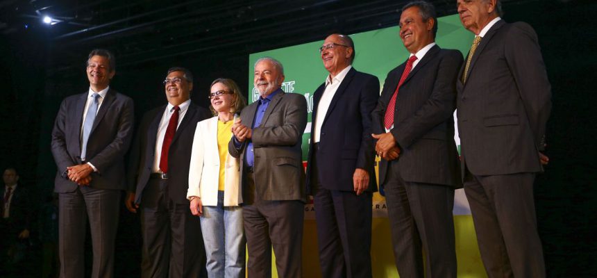 O presidente eleito, Luiz Inácio Lula da Silva, anuncia ministros durante coletiva no CCBB Brasília.