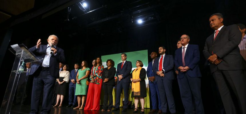 O presidente eleito, Luiz Inácio Lula da Silva, anuncia novos ministros que comporão o governo.